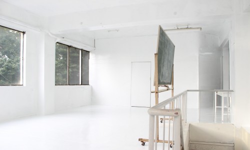 2F 多目的スタジオ（白廃墟風エリア）