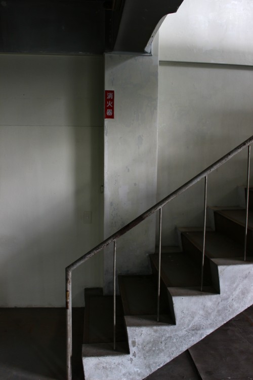 1F 廃墟・廃屋風エリア（階段付近）